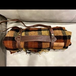 Pendleton Wool USA Picnic Blanket Throw with Leather Strap Motor Robe Fringed